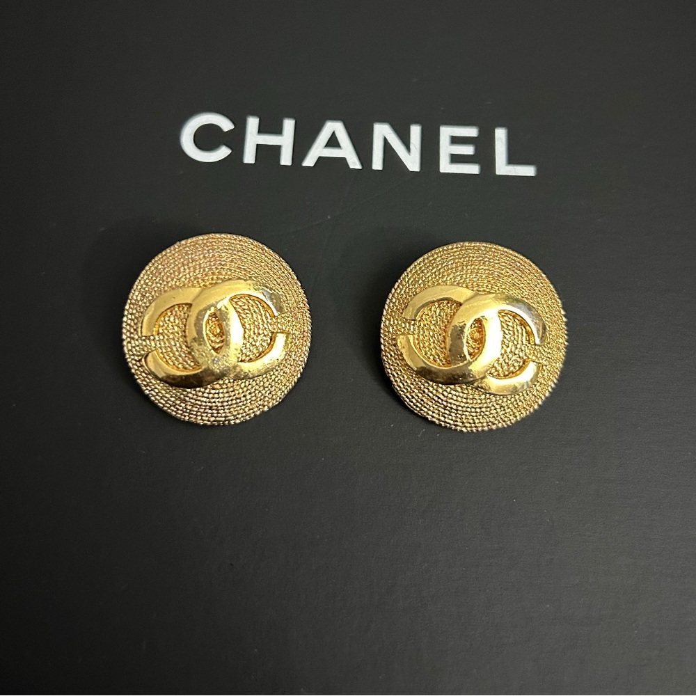 Chanel Authentic Vintage round CC Logo Clip On Earrings